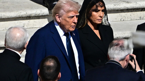 Melania și Donald Trump la funeraliile Papei Francisc (3)