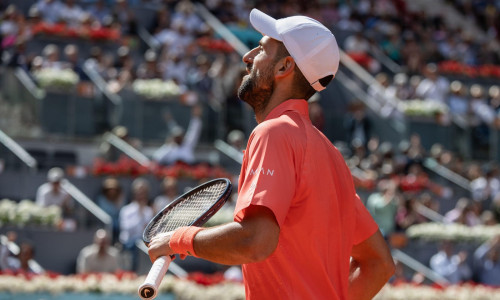 Serbian Novak Djokovic plays against Italian Matteo Arnaldi (not visible) during the second round match of the 2025 Mutua Madrid Open, held at La Caja Mágica. Final score: 6-3, 6-4 for Matteo Arnaldi.