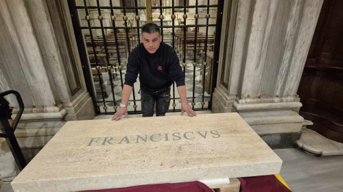 Românul care a făcut parte din echipa care a amenajat mormântul Papei Francisc