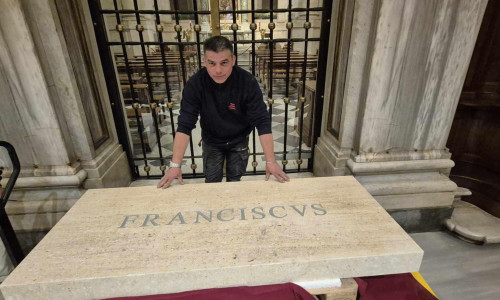Românul care a făcut parte din echipa care a amenajat mormântul Papei Francisc