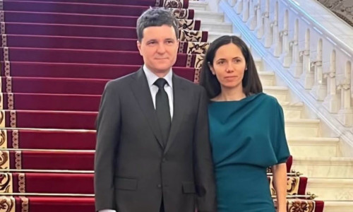 Cât costă rochiile purtate de partenera lui Nicușor Dan la dezbaterile publice/ Foto: Facebook