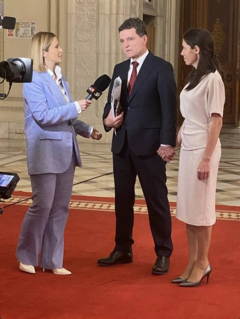 Cât costă rochiile purtate de partenera lui Nicușor Dan la dezbaterile publice (1)