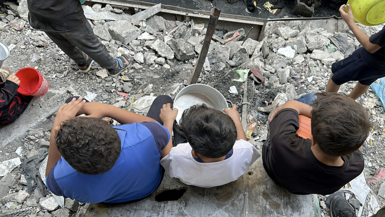 Food distribution in Gaza amid Israeli attacks