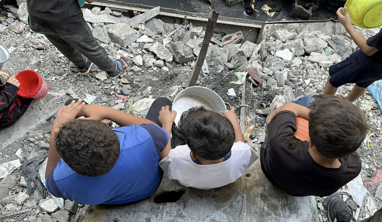 Food distribution in Gaza amid Israeli attacks