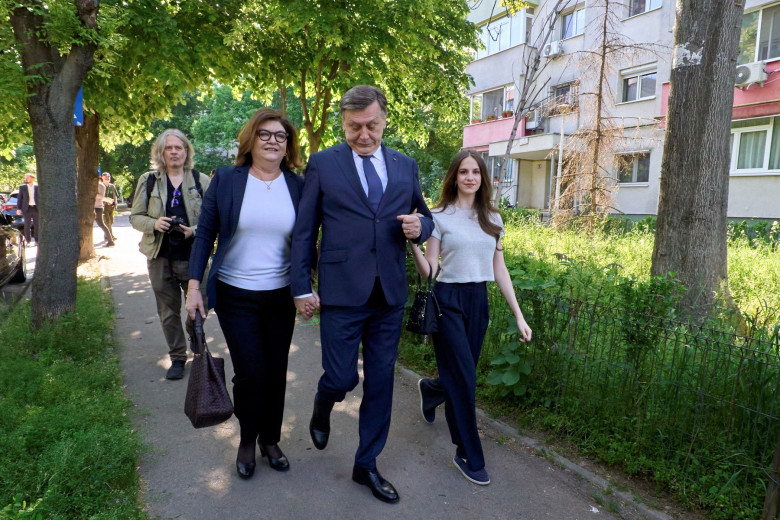 Crin Antonescu, soția și fiica, la vot