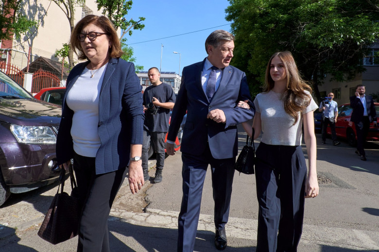 Crin Antonescu, soția și fiica, la vot