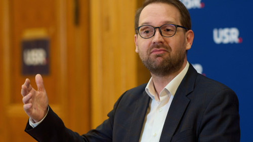 Bucharest, Romania. 10th Apr, 2025: Dominic Fritz, vice president of the Save Romania Union (USR), holds a press conference after USR voted, in an informal Political Committee meeting, to support Nicusor Dan in the 2025 Romanian presidential race against
