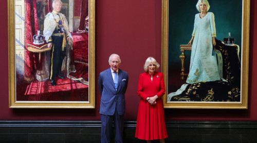 Charles al III-lea şi Camilla au prezentat două noi portrete oficiale pentru a doua aniversare a încoronării lor/ Profimedia