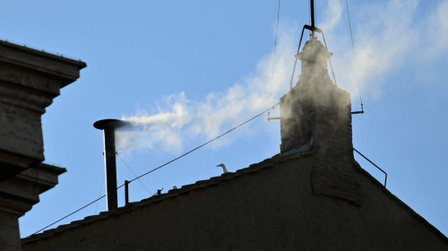 Fum alb la Vatican