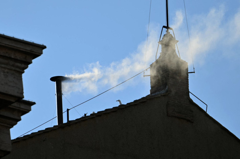 Fum alb la Vatican