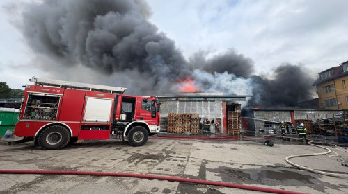 Incendiu la un depozit şi la un service auto din Bucureşti/ Foto: ISU București