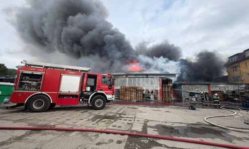 Incendiu la un depozit şi la un service auto din Bucureşti/ Foto: ISU București