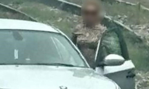 O femeie a blocat circulaţia feroviară după ce a ajuns cu maşina pe calea ferată din Eforie Nord/ Foto: News.ro.