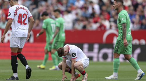 Fanii furioşi i-au obligat pe jucătorii echipei FC Sevilla să doarmă la sediul clubului, după eşecul cu Celta Vigo/ Profimedia