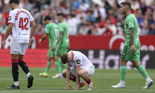 Fanii furioşi i-au obligat pe jucătorii echipei FC Sevilla să doarmă la sediul clubului, după eşecul cu Celta Vigo/ Profimedia