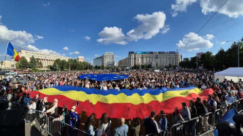 Mii de oameni, la mitingul „România în lumină”, din Piaţa Victoriei/ Foto: Captură video