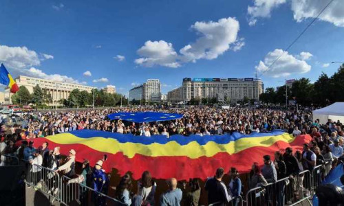 Mii de oameni, la mitingul „România în lumină”, din Piaţa Victoriei/ Foto: Captură video