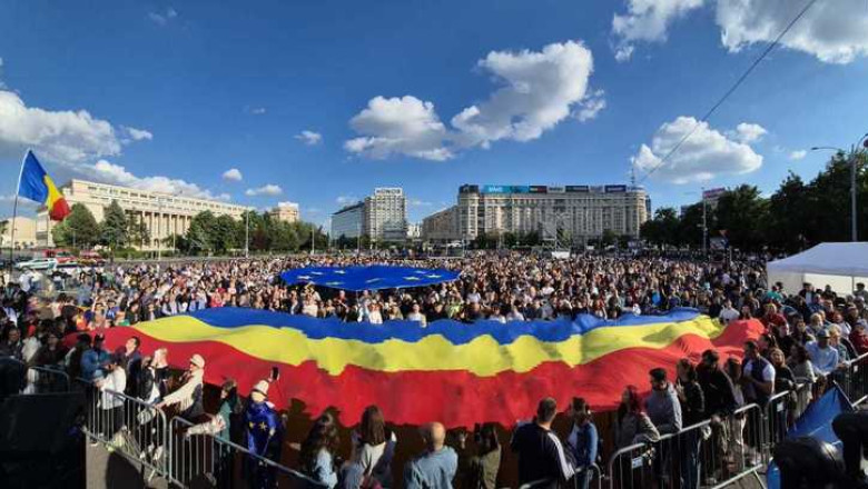 Mii de oameni, la mitingul „România în lumină”, din Piaţa Victoriei/ Foto: Captură video