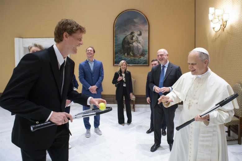 Jannik Sinner și Papa Leon