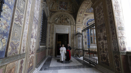 Papa Riapre Appartamento Palazzo Apostolico, Tolti Sigilli