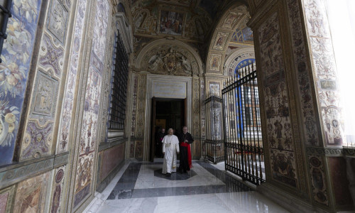 Papa Riapre Appartamento Palazzo Apostolico, Tolti Sigilli