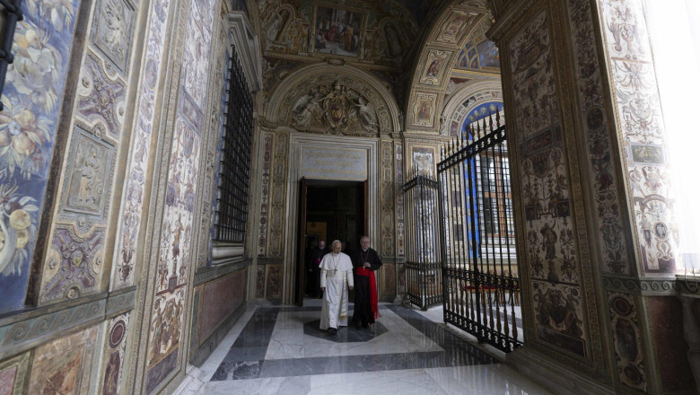 Papa Riapre Appartamento Palazzo Apostolico, Tolti Sigilli