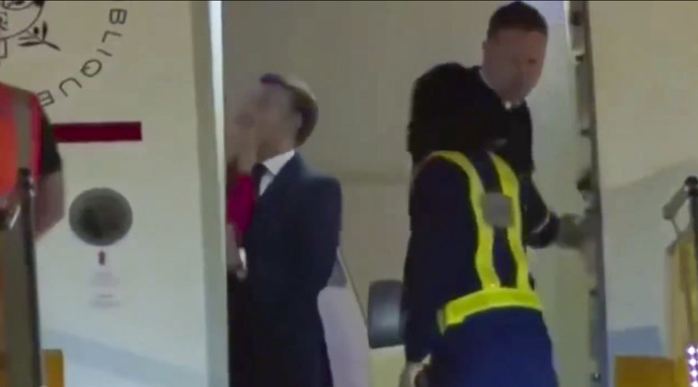 Emmanuel Macron bousculé par Brigitte Macron