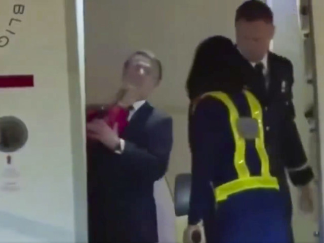 Ce ar fi descoperit Brigitte în telefonul lui Emmanuel Macron înainte de momentul viral în care l-ar fi pălmuit în avion: "Te găsesc foarte frumoasă"