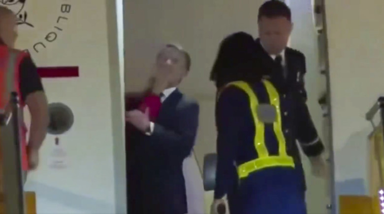 Emmanuel Macron bousculé par Brigitte Macron