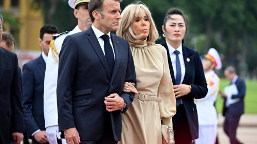 VIETNAM , Hanoi : French president visit - monument of national heroes and martyrs
