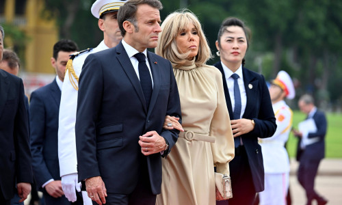 VIETNAM , Hanoi : French president visit - monument of national heroes and martyrs