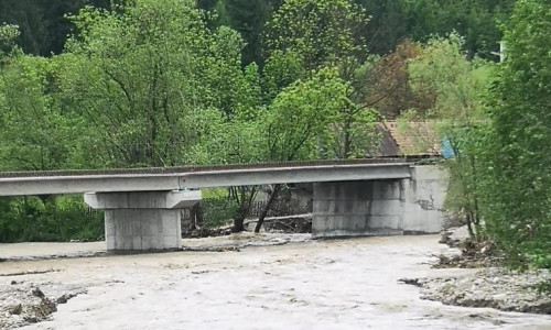 Trei sate din Bacău, în care trăiesc aproape 1.800 de persoane, izolate după ce un pod provizoriu a fost luat de ape./ Foto: News.ro