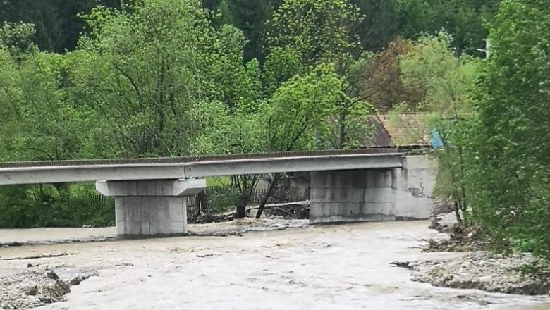 Trei sate din Bacău, în care trăiesc aproape 1.800 de persoane, izolate după ce un pod provizoriu a fost luat de ape./ Foto: News.ro