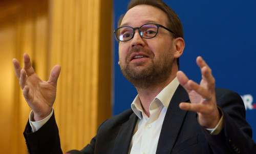 Bucharest, Romania. 10th Apr, 2025: Dominic Fritz, vice president of the Save Romania Union (USR), holds a press conference after USR voted, in an informal Political Committee meeting, to support Nicusor Dan in the 2025 Romanian presidential race against