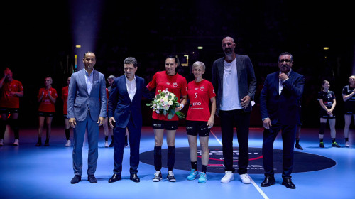 Nicușor Dan, aruncare de la 7 metri la gala Cristinei Neagu/ Foto: Facebook