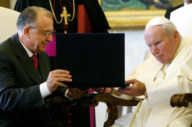 ion iliescu si papa ioan paul al II-lea