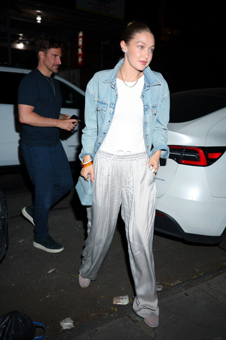 Gigi Hadid and Bradley Cooper arrive at his house after dinner with Brad Pitt and Ines De Ramon in New York