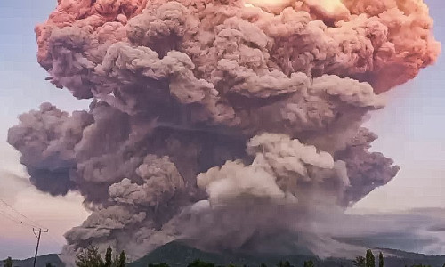 Erupția unui vulcan din Indonezia provoacă haos pe aeroporturi/ Profimedia