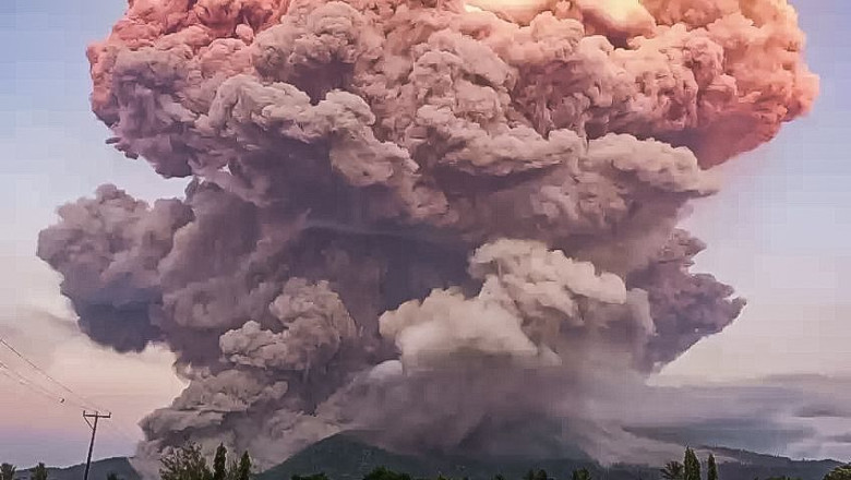 Erupția unui vulcan din Indonezia provoacă haos pe aeroporturi/ Profimedia