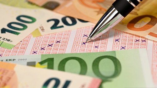 Pe ce își cheltuie averea câștigătorii la loterie/ Shutterstock