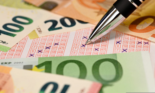 Pe ce își cheltuie averea câștigătorii la loterie/ Shutterstock