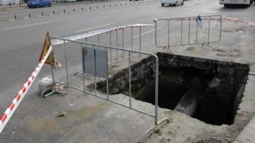 Maşină căzută într-o groapă dintr-o intersecţie din Capitală/ Foto: News.ro