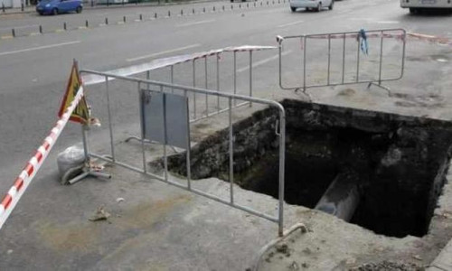 Maşină căzută într-o groapă dintr-o intersecţie din Capitală/ Foto: News.ro