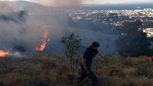 Insula greacă Chios declară stare de urgenţă în urma incendiilor/ Profimedia