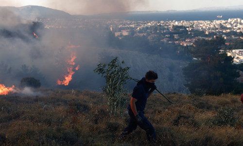 Insula greacă Chios declară stare de urgenţă în urma incendiilor/ Profimedia