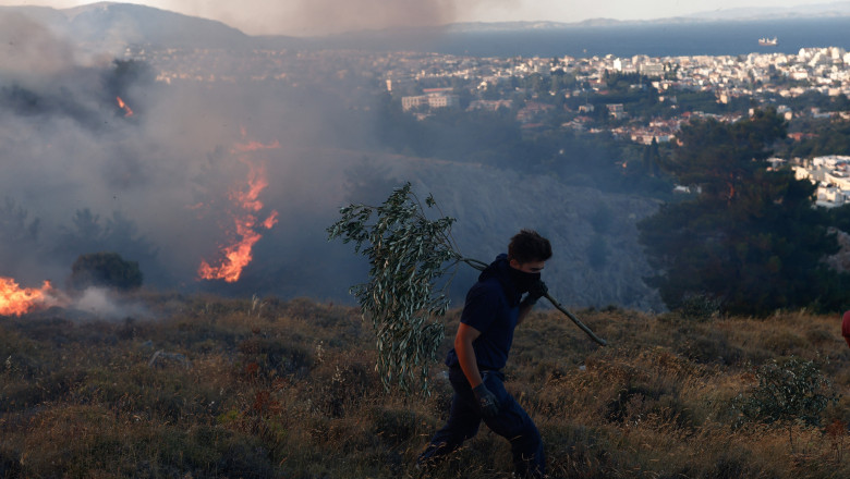 Insula greacă Chios declară stare de urgenţă în urma incendiilor/ Profimedia