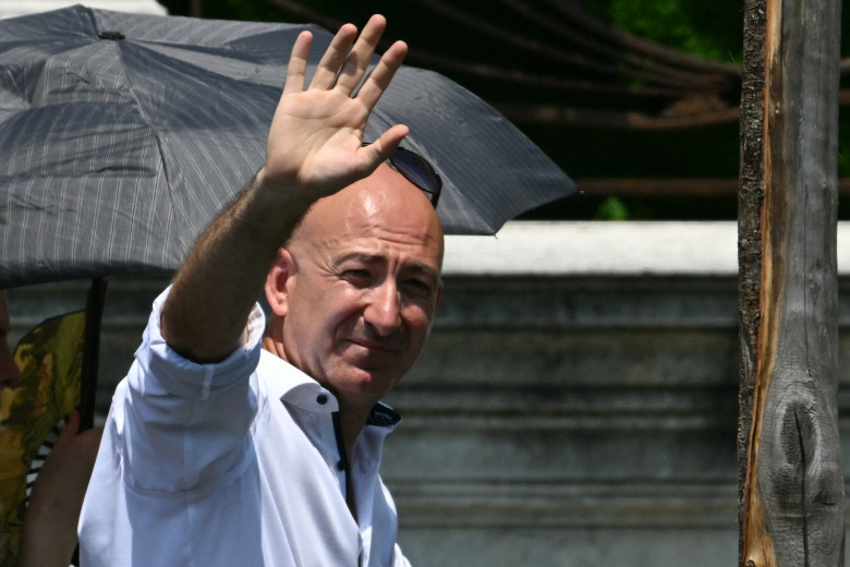 Cagdas Halicilar, sosia lui jeff bezos (3)