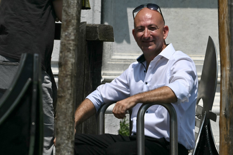 Cagdas Halicilar, sosia lui jeff bezos (4)