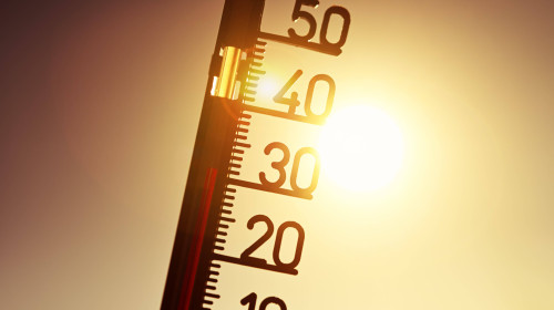 FOTOMONTAGE, Thermometer zeigt hohe Temperaturen an, Hitzewelle *** PHOTOMONTAGE, thermometer shows high temperatures, h