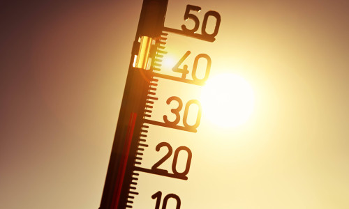 FOTOMONTAGE, Thermometer zeigt hohe Temperaturen an, Hitzewelle *** PHOTOMONTAGE, thermometer shows high temperatures, h